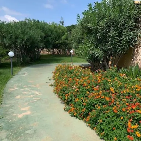 Maveda, Un Dammuso Immerso Nel Verde *