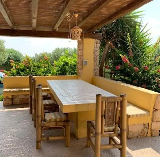 Maveda, Un Dammuso Immerso Nel Verde *